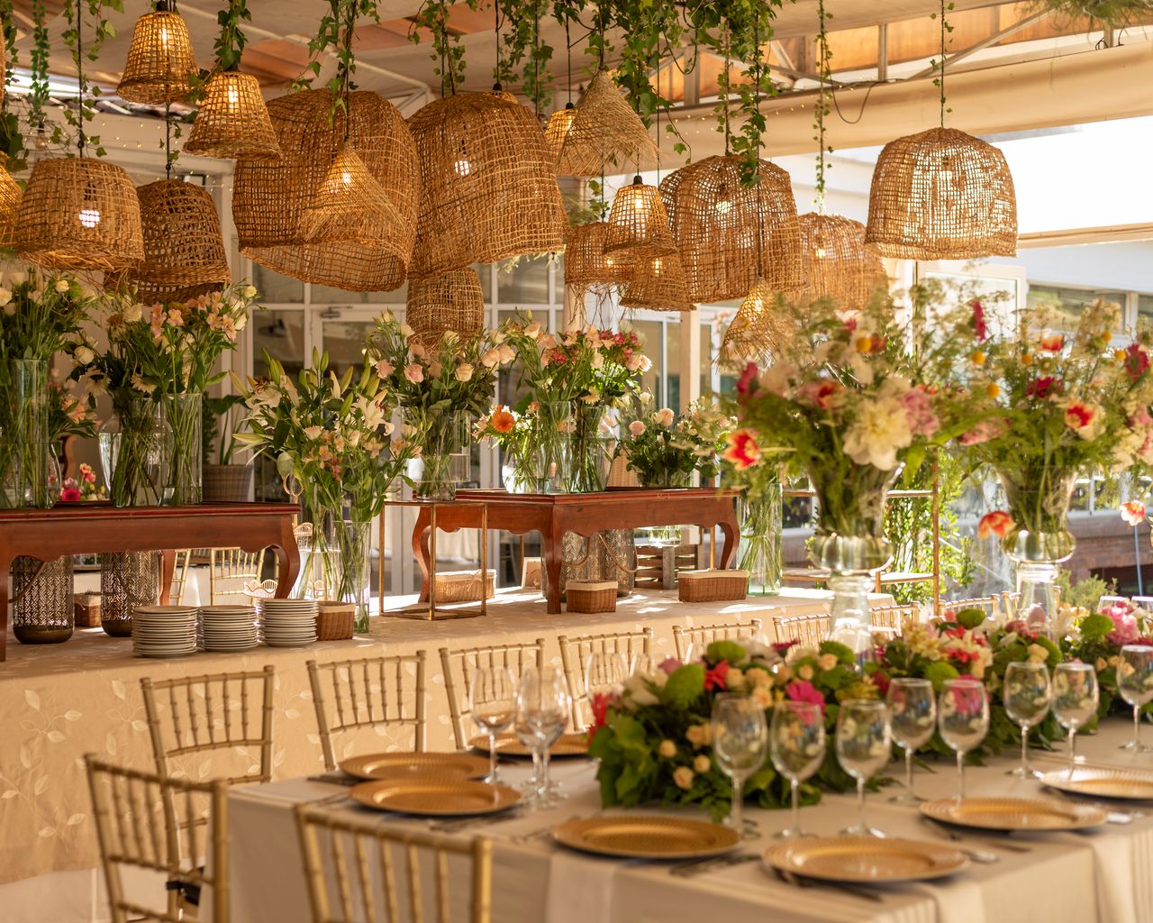 Mastering the First Impression: Your intriguing post title goes here Beautifully decorated table with flowers and woven lamps for an elegant indoor event.